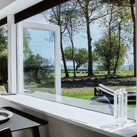 Country house Seaside Luxury Retreat: Intimate Getaway With Hot Tub *