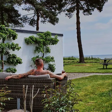 Seaside Luxury Retreat: Intimate Getaway With Hot Tub Country house