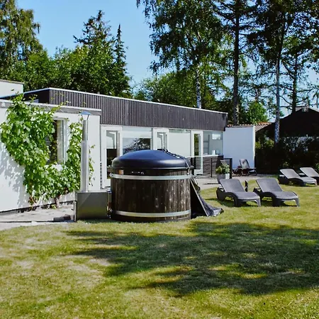 Country house Seaside Luxury Retreat: Intimate Getaway With Hot Tub Fakse Ladeplads